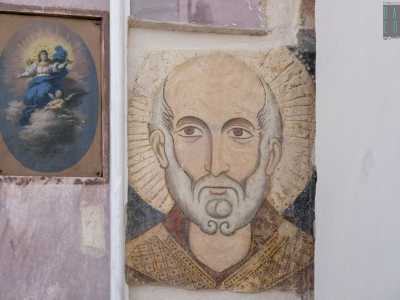 ...e Nicola. L�opera che ritrae il santo di Myra � attribuita a un pittore di influenza bizantina del XIII�XIV secolo: rappresenta probabilmente il dipinto pi� antico della chiesa